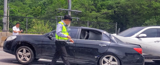 메인이미지  3 : 9일 낮 12시 25분께 경기도 의정부시 서울외곽순환고속도로 수락산 터널 앞에서 달리는 트레일러에 실려 있던 대형 콘크리트 말뚝 5개가 도로로 떨어졌다. 이 가운데 콘크리트 말뚝 2개가 뒤따르던 승용차를 덮쳤으며 이 사고로 승용차에 타고 있던 김모(34&middot;여)씨 등 4명이 다쳤다.