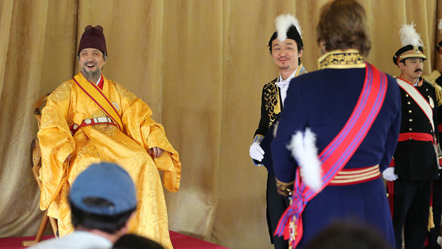메인이미지  3 : 9일 오후 제1회 궁중문화축전 일환으로 서울 덕수궁 정관헌에서 열린 대한제국 외국공사 접견례 행사에서 고종황제와 문무백관들이 외국 공사를 접견하는 모습을 재현하고 있다.