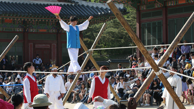 메인이미지  1 : 10일 서울 중구 덕수궁 함녕전에서 열린 중요무형문화재 합동공개 행사에서 줄타기(제58호) 예능보유자의 공연에 앞서 어린이 줄광대가 줄타기 공연을 선보이고 있다. 
