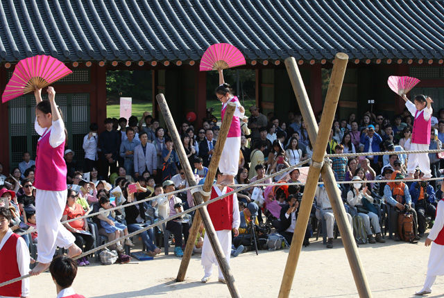 메인이미지  3 :  10일 서울 중구 덕수궁 함녕전에서 열린 중요무형문화재 합동공개 행사에서 줄타기(제58호) 예능보유자의 공연에 앞서 어린이 줄광대들이 줄타기 공연을 하고 있다.