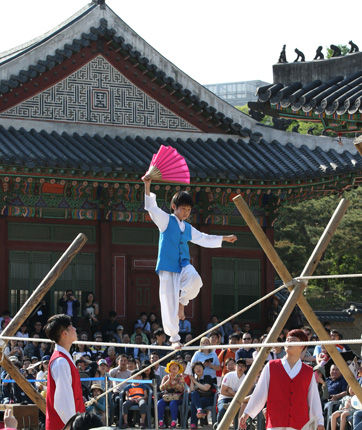 메인이미지  2 : 10일 서울 중구 덕수궁 함녕전에서 열린 중요무형문화재 합동공개 행사에서 줄타기(제58호) 예능보유자의 공연에 앞서 어린이 줄광대가 줄타기 공연을 선보이고 있다.