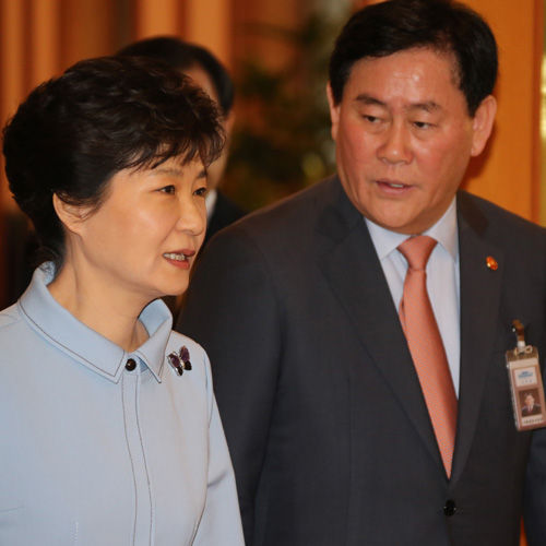 메인이미지  1 :  박근혜 대통령과 최경환 경제부총리가 12일 청와대에서 열린 국무회의장으로 대화하면서 이동하고 있다. (서울=연합뉴스) 