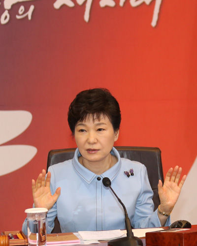 메인이미지  2 :  박근혜 대통령이 12일 청와대에서 열린 국무회의에서 모두발언하고 있다. (서울=연합뉴스) 