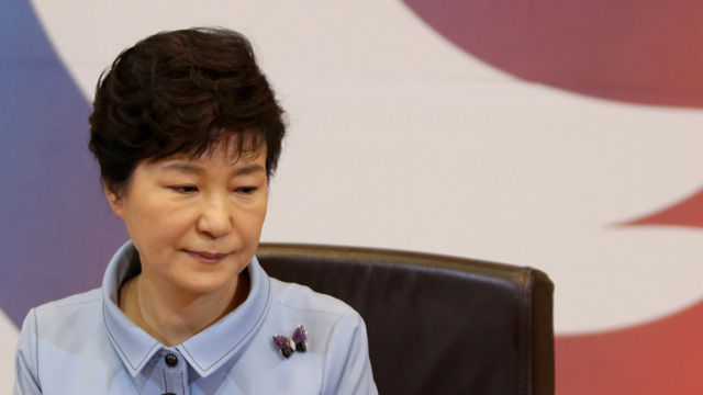 메인이미지  5 :  박근혜 대통령이 12일 청와대에서 열린 국무회의에서 생각에 잠겨 있다.  (서울=연합뉴스) 