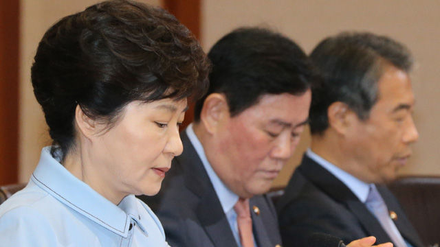 메인이미지  3 :  박근혜 대통령이 12일 청와대에서 열린 국무회의에서 모두발언하고 있다. (서울=연합뉴스) 