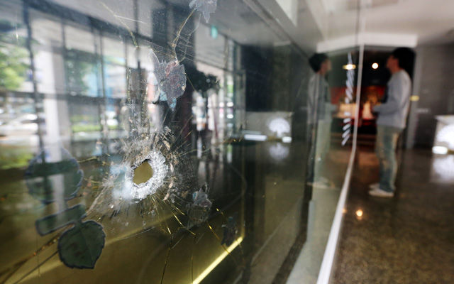 메인이미지  2 : 12일 오전 광주 동구 금남로 옛 가톨릭센터 건물에 자리 잡은 5&middot;18 민주화운동기록관이 오는 13일 개관을 앞두고 모습을 드러냈다. 사진은 기록관에 전시된 1980년 5월 당시 도심 한복판으로 계엄군의 총탄이 날아든 광주 금남로 3가에 위치했던 광주은행 옛 본점 건물 유리창의 모습.  (광주=연합뉴스)