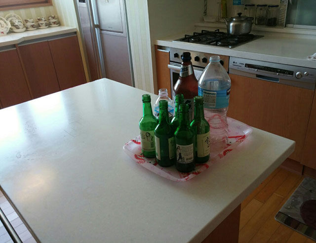 메인이미지  2 : 13일 오전 부산시 해운대구에 있는 한 아파트에서 일가족 5명이 숨진 채로 발견됐다. 사진은 아파트 주방과 거실에서 발견된 술병. <해운대경찰서 제공>