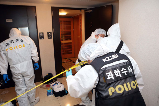 메인이미지  4 : 13일 오전 부산시 해운대구에 있는 한 아파트에서 일가족 5명이 숨진 채로 발견돼 경찰이 감식작업을 벌이고 있다. (연합뉴스)