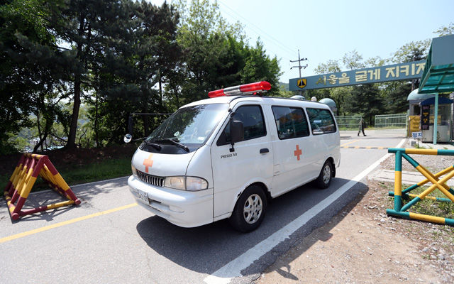 메인이미지  3 :   13일 총기 사고가 발생한 서울 내곡동 예비군훈련장에서 군 앰뷸런스가 나오고 있다.(서울=연합뉴스)