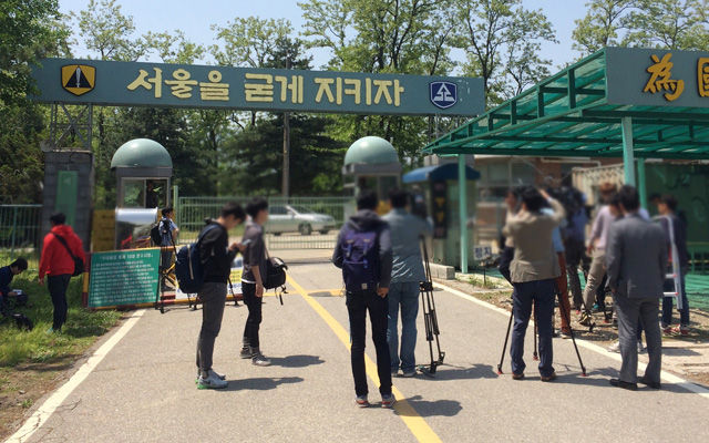 메인이미지  2 :  13일 오전 예비군 사격훈련중 총기 사망사고가 발생한 서울 서초구 내곡동 모 예비군 훈련장 앞에서 취재진이 취재하고 있다. (서울=연합뉴스) 