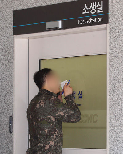 메인이미지  3 : 서울 내곡동 예비군훈련장에서 총기 사고가 발생한 13일 오전 서울 일원동 삼성의료원 소생실 앞에서 군 관계자가 전화통화를 하고 있다. 이날 부상자들은 삼성의료원과 국군수도병원, 영동세브란스병원 등으로 옮겨졌다.  (서울=연합뉴스) 
