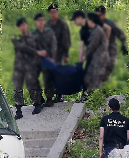 메인이미지  2 : 13일 오전 예비군 사격훈련중 총기 사망사고가 발생한 예비군 훈련장에서 군 관계자들이 총기를 난사하고 자살한 예비군의 시신을 들고 이동하고 있다. (서울=연합)