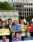 섬네일이미지  4:근로정신대 피해 할머니들과 지원 단체가 13일 오후 광주고등법원 앞에서 기자회견을 열고 미쓰비시 중공업의 사죄를 촉구하고 있다. (광주=연합뉴스) 