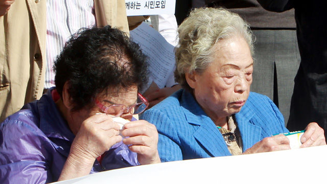 메인이미지  2 : 근로정신대 피해 양금덕(84) 할머니가 근로정신대 지원 단체와 함께 13일 오후 광주고등법원 앞에서 기자회견을 열고 미쓰비시 중공업의 사죄를 촉구하며 눈물을 흘리고 있다. (광주=연합뉴스) 