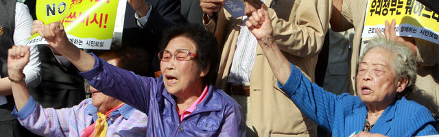메인이미지  5 : 근로정신대 피해 할머니들이 근로정신대 지원 단체와 함께 13일 오후 광주고등법원 앞에서 기자회견을 열고 미쓰비시 중공업의 사죄를 촉구하고 있다. (광주=연합뉴스) 