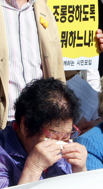 메인이미지  3 : 근로정신대 피해 양금덕(84) 할머니가 근로정신대 지원 단체와 함께 13일 오후 광주고등법원 앞에서 기자회견을 열고 미쓰비시 중공업의 사죄를 촉구하며 눈물을 흘리고 있다. (광주=연합뉴스) 