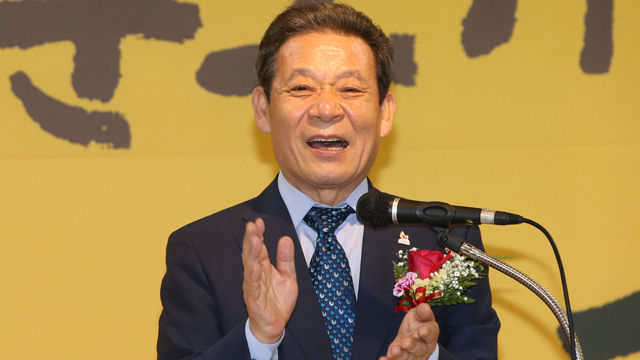 메인이미지  7 : 5&middot;18 민주화운동기록관 개관식이 열린 13일 오후 광주 동구 옛 가톨릭센터에 자리잡은 기록관에서 열린 개관식에 참석한 윤장현 광주시장이 박수치며 개관을 축하하고 있다. (광주=연합뉴스) 