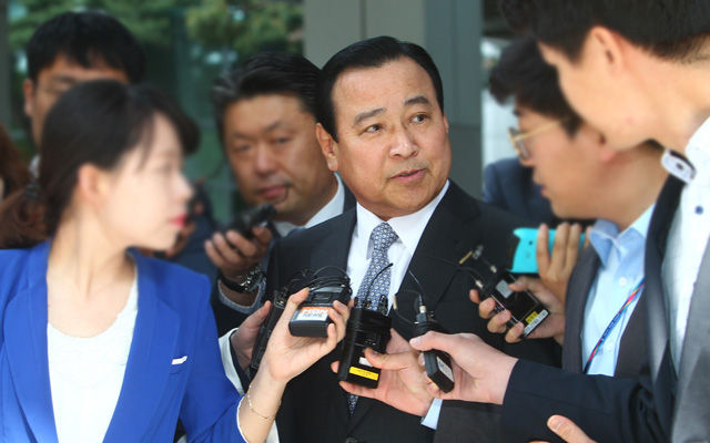 메인이미지  4 : 이완구 전 국무총리가 14일 오전 성완종 리스트 의혹과 관련, 검찰 소환조사를 받기 위해 서울 도곡동 자택을 나서며 기자들에게 질문을 받고 있다.  (서울=연합뉴스)