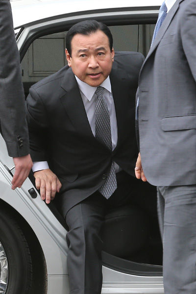 메인이미지  5 : 이완구 전 국무총리가 14일 오전 성완종 리스트 의혹과 관련, 검찰 조사를 받기 위해 서울 서초동 서울고검에 도착한 뒤 승용차에서 내리고 있다. (서울=연합뉴스) 