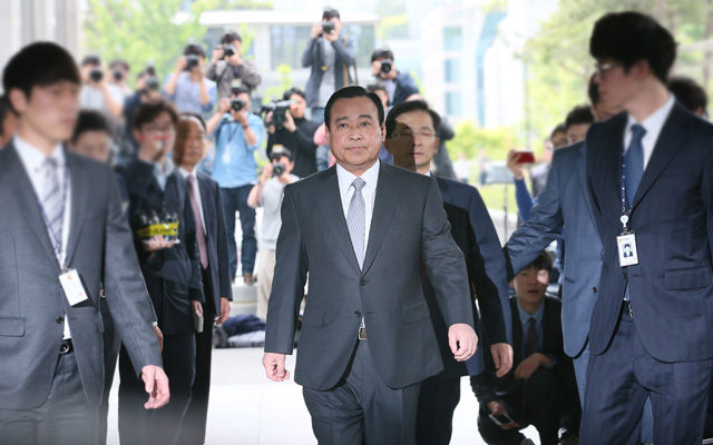 메인이미지  8 : 이완구 전 국무총리가 14일 오전 성완종 리스트 의혹과 관련, 검찰 조사를 받기 위해 서울 서초동 서울고검에 출두하고 있다. (서울=연합뉴스) 