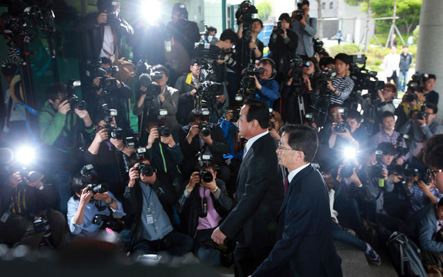 메인이미지  7 : 이완구 전 국무총리가 14일 오전 성완종 리스트 의혹과 관련, 검찰 조사를 받기 위해 서울 서초동 서울고검에 출두하고 있다. (서울=연합뉴스) 