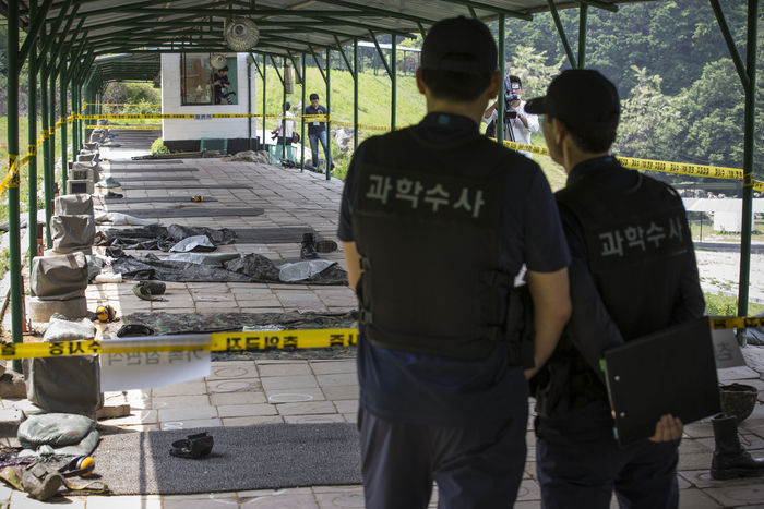 메인이미지  2 : 예비군 총기 난사 사건 발생 다음 날인 14일 오후 서울 내곡동 예비군훈련장 내 사고현장인 예비군사격장을 군 관계자가 공개하고 있다. (서울=연합)