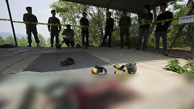 메인이미지  1 : 예비군 총기 난사 사건 발생 다음 날인 14일 오후 서울 내곡동 예비군훈련장 내 사고현장인 예비군사격장을 군 관계자가 공개하고 있다. (서울=연합)