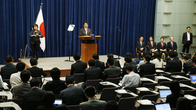메인이미지  2 : 아베 신조(安倍晋三) 일본 총리가 14일 오후 집단자위권 행사 등에 관한 내용을 담은 안보관련법 제&middot;개정안을 각의 결정한 후 총리관저에서 기자회견을 하고 있다. 