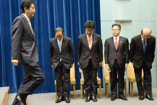 메인이미지  4 : 아베 신조(安倍晋三) 일본 총리가 14일 오후 집단자위권 행사 등에 관한 내용을 담은 안보관련법 제&middot;개정안을 각의 결정한 후 총리관저에서 기자회견을 하고 있다. 