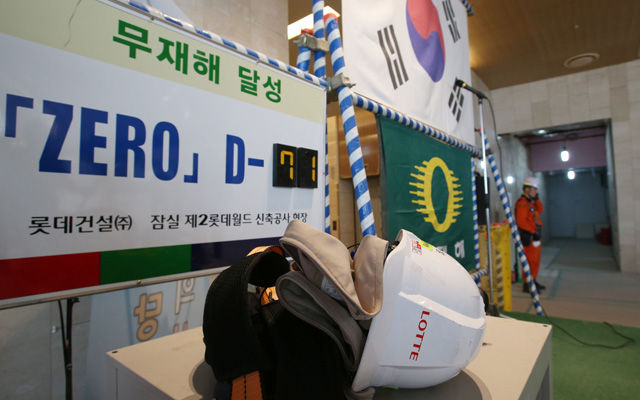 메인이미지  1 :  15일 오전 9시 1분께 서울 송파구 신천동 제2롯데월드 쇼핑몰동 8층 공연장에서 작업 중이던 인부 2명이 화상을 입고 인근 병원으로 이송됐다. 이들은 EPS(Electrical Piping Shaft)실의 부스터 펌프를 교체하던 중 발생한 전기 스파크로 얼굴과 두 손 등에 1∼2도 전기화상을 입은 것으로 전해졌다. 사진은 이날 오전 사고현장 입구.  (서울=연합뉴스)