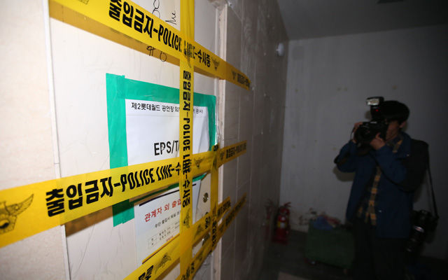 메인이미지  2 :  15일 오전 9시 1분께 서울 송파구 신천동 제2롯데월드 쇼핑몰동 8층 공연장에서 작업 중이던 인부 2명이 화상을 입고 인근 병원으로 이송됐다. 이들은 EPS(Electrical Piping Shaft)실의 부스터 펌프를 교체하던 중 발생한 전기 스파크로 얼굴과 두 손 등에 1∼2도 전기화상을 입은 것으로 전해졌다. 사진은 이날 오전 사고현장에 경찰 관계자가 출입금지선을 설치해놓은 모습. (서울=연합뉴스) 
