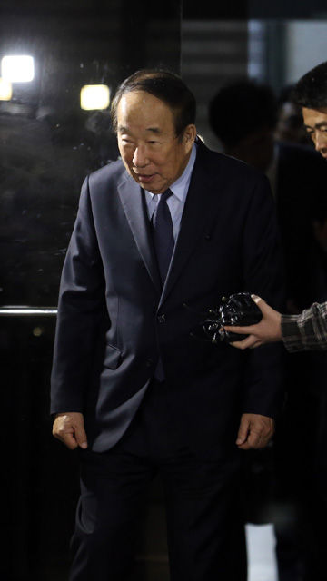 메인이미지  2 : 중앙대에 특혜를 제공하는 대가로 박범훈 전 청와대 교육문화수석에게 금품을 건넨 혐의 등을 받는 박용성 전 두산그룹 회장이 16일 새벽 피의자 신분으로 검찰 조사를 마치고 서울 서초구 중앙지검을 나서고 있다. (서울=연합뉴스)