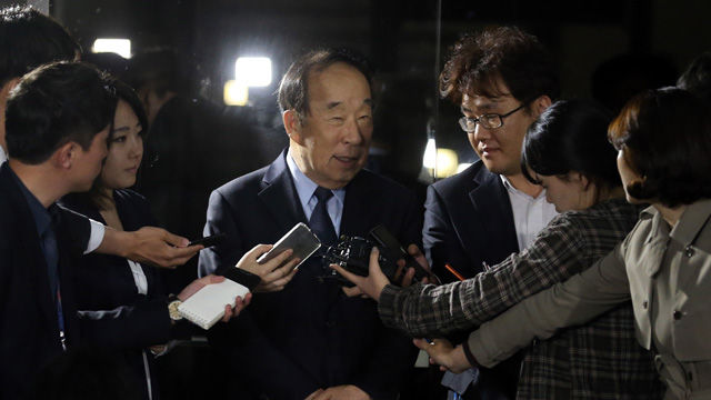 메인이미지  1 : 중앙대에 특혜를 제공하는 대가로 박범훈 전 청와대 교육문화수석에게 금품을 건넨 혐의 등을 받는 박용성 전 두산그룹 회장이 16일 새벽 피의자 신분으로 검찰 조사를 마치고 서울 서초구 중앙지검을 나서고 있다. (서울=연합뉴스)