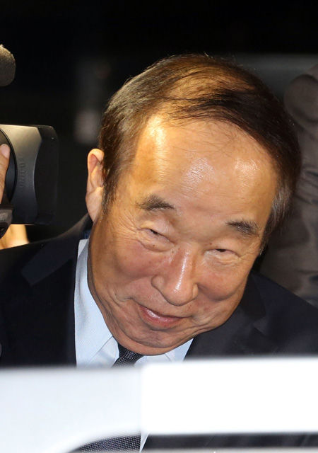 메인이미지  3 : 중앙대에 특혜를 제공하는 대가로 박범훈 전 청와대 교육문화수석에게 금품을 건넨 혐의 등을 받는 박용성 전 두산그룹 회장이 16일 새벽 피의자 신분으로 검찰 조사를 마치고 서울 서초구 중앙지검을 나서고 있다. (서울=연합뉴스)
