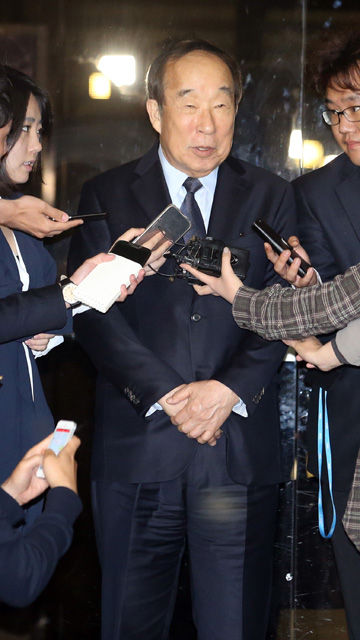 메인이미지  4 : 중앙대에 특혜를 제공하는 대가로 박범훈 전 청와대 교육문화수석에게 금품을 건넨 혐의 등을 받는 박용성 전 두산그룹 회장이 16일 새벽 피의자 신분으로 검찰 조사를 마치고 서울 서초구 중앙지검을 나서고 있다. (서울=연합뉴스)