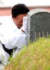 섬네일이미지  5:제 35주년 광주민주화운동 기념식을 하루 앞둔 17일 오전 광주 북구 운정동 국립 5&middot;18민주묘지를 찾은 한 오월 어머니가 비석을 쓰다듬으며 오열하고 있다.