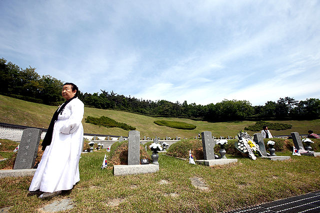 메인이미지  3 : 제 35주년 광주민주화운동 기념식을 하루 앞둔 17일 오전 광주 북구 운정동 국립 5&middot;18민주묘지를 찾은 한 오월 어머니가 힘겹게 발걸음을 옮기고 있다. 