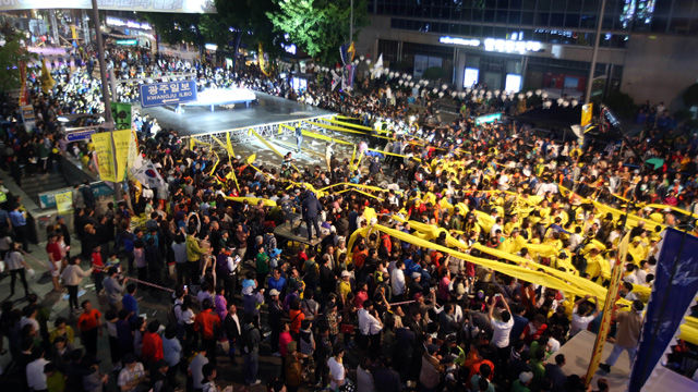메인이미지  7 : 17일 오후 광주 동구 금남로에서 열린 5&middot;18광주민주화운동 전야제에서 시민들이 힘차게 세월호 모형을 무대쪽으로 당기고 있다. (광주=연합뉴스)
