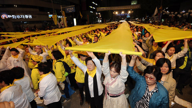 메인이미지  6 : 35주년 5&middot;18광주민주화운동 기념식을 하루 앞둔 17일 오후 광주 동구 금남로 거리에서 열린 전야제에서 5&middot;18 민주화운동 유족과 세월호 단원고 희생자 가족 등 참가자들이 세월호를 인양하는 퍼포먼스를 펼치고 있다. (광주=연합뉴스)
