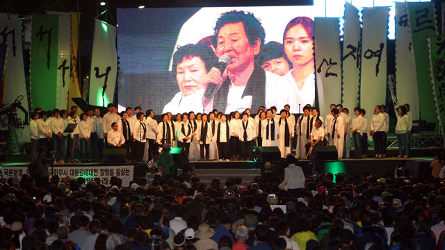 메인이미지  8 : 35주년 5&middot;18광주민주화운동 기념식을 하루 앞둔 17일 오후 광주 동구 금남로 거리에서 열린 전야제에서 5&middot;18 민주화운동 유족이 세월호 가족들에게 추모의 메시지를 전하고 있다. (광주=연합뉴스)
