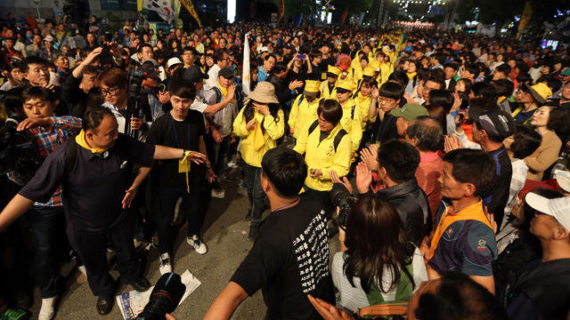 메인이미지  1 :  35주년 5&middot;18광주민주화운동 기념식을 하루 앞둔 17일 오후 광주 동구 금남로 거리에서 열린 전야제에서 세월호 단원고 희생자 가족들이 오월 희생자 가족들을 만나기 위해 전야제 참석자들 사이를 지나오고 있다. (광주=연합뉴스)