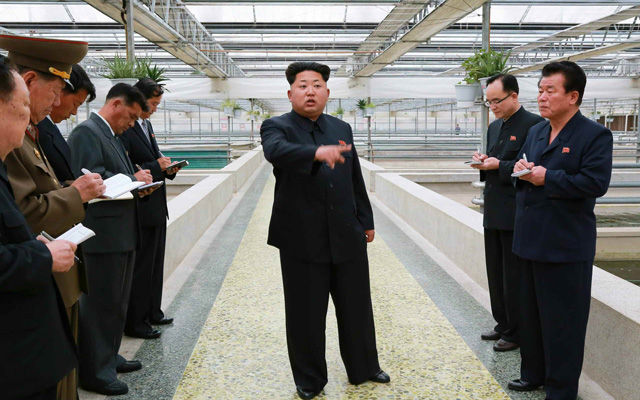 메인이미지  3 : 김정은 북한 국방위원회 제1위원장이 대동강 자라공장을 찾아 관리 부실을 질책했다고 노동신문이 19일 보도했다. 김정은 제1위원장이 불만스러운 표정으로 무언가를 이야기하고 있다.(서울=연합뉴스) 