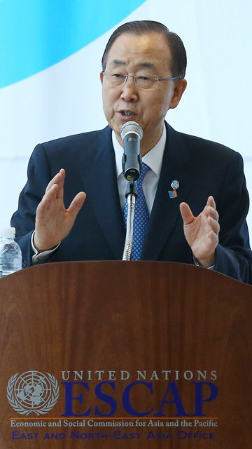 메인이미지  1 : 반기문 유엔 사무총장이 19일 오후 인천시 연수구 송도 G타워 유엔 아시아태평양 경제사회위원회(UN ESCAP) 동북아사무소에서 열린 UN 창설 70주년 기념식에서 연설을 하고 있다. (인천=연합뉴스)