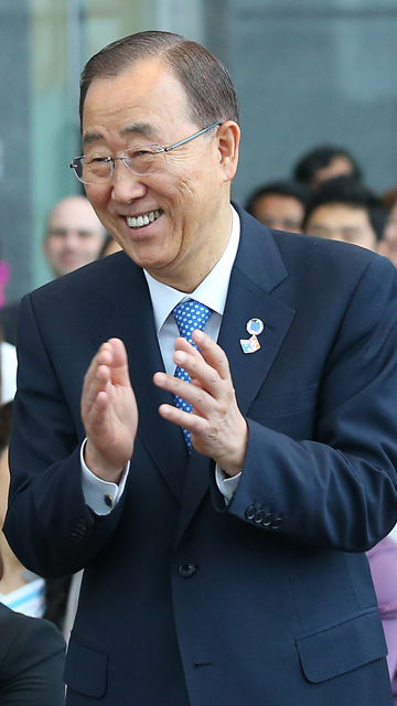 메인이미지  6 : 반기문 유엔 사무총장이 19일 오후 인천시 연수구 송도 G타워 유엔 아시아태평양 경제사회위원회(UN ESCAP) 동북아사무소에서 열린 UN 창설 70주년 기념식에서 참석자들과 기념촬영을 마친 뒤 박수를 치고 있다. (인천=연합뉴스)
