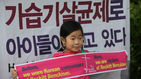 섬네일이미지  1:한국의 가습기 살균제 피해자인 강나래 양이 19일(현지시간) 오전 영국 런던 교외에 있는 가습기 살균제 제조업체 레킷벤키저 본사 앞에서 사과와 보상을 요구하는 1인 시위를 벌이고 있다.