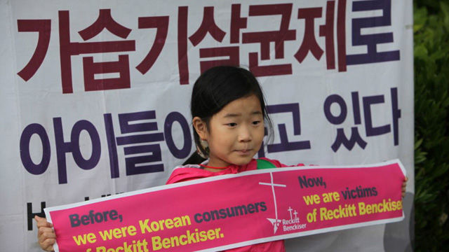 메인이미지  1 : 한국의 가습기 살균제 피해자인 강나래 양이 19일(현지시간) 오전 영국 런던 교외에 있는 가습기 살균제 제조업체 레킷벤키저 본사 앞에서 사과와 보상을 요구하는 1인 시위를 벌이고 있다.