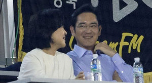 이재용&middot;홍라희 모자, 잠실야구장 찾아
