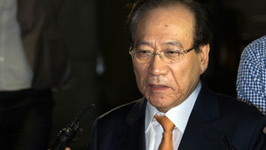 [슬라이드 포토] 중앙지검 나서는 정동화 전 부회장