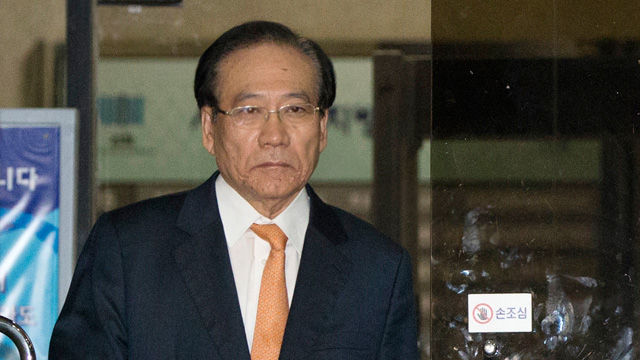 메인이미지  1 : 구속영장이 기각된 정동화 전 포스코건설 부회장이 23일 오전 서울 서초구 중앙지검을 나서고 있다.

   포스코건설의 비자금 조성에 개입한 혐의를 받고 있는 정 전 부회장에 대한 영장실질심사을 담당한 서울중앙지법 조윤희 영장전담 부장판사는 "횡령과 입찰방해 혐의의 소명 정도, 배임수재의 범죄 성립 여부나 범위에 대한 사실적&middot;법률적 다툼의 여지에 비춰볼 때 현 단계에서 구속 사유와 필요성을 인정하기 어렵다"고 기각 사유를 밝혔다.