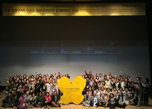메인이미지  7 : 23일 서울 동작구 대방동 서울여성플라자에서 열린 '일본군 위안부 문제해결을 위한 아시아연대회의' 폐회식에서 참석자들이 '노란 나비 퍼포먼스'를 펼치고 있다. 아시아연대회의는 이날 회의 일정을 마무리하며 "전후 70년간 위안부 문제 해결을 회피하는 일본 정부의 반평화적 행보에 엄중한 경고를 보낸다"고 밝혔다.